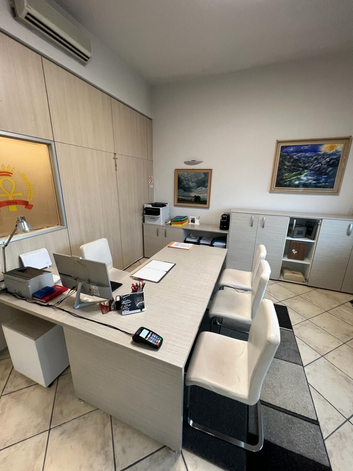 rosa poggiata su lapide