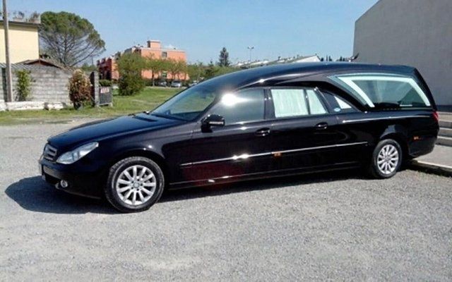 carro funebre durante un funerale