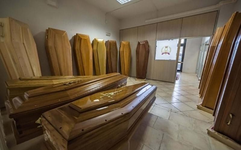 deposito con bare funebri in esposizione