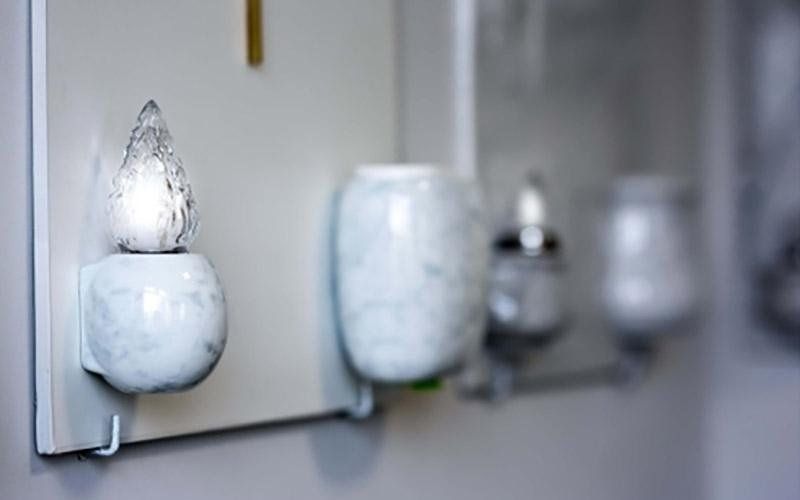 lapide in marmo bianco