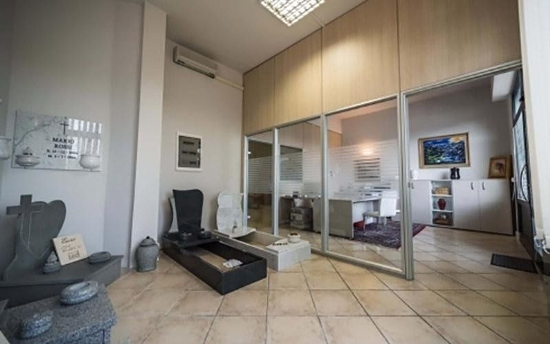 interni agenzia funebre con esposizione marmi