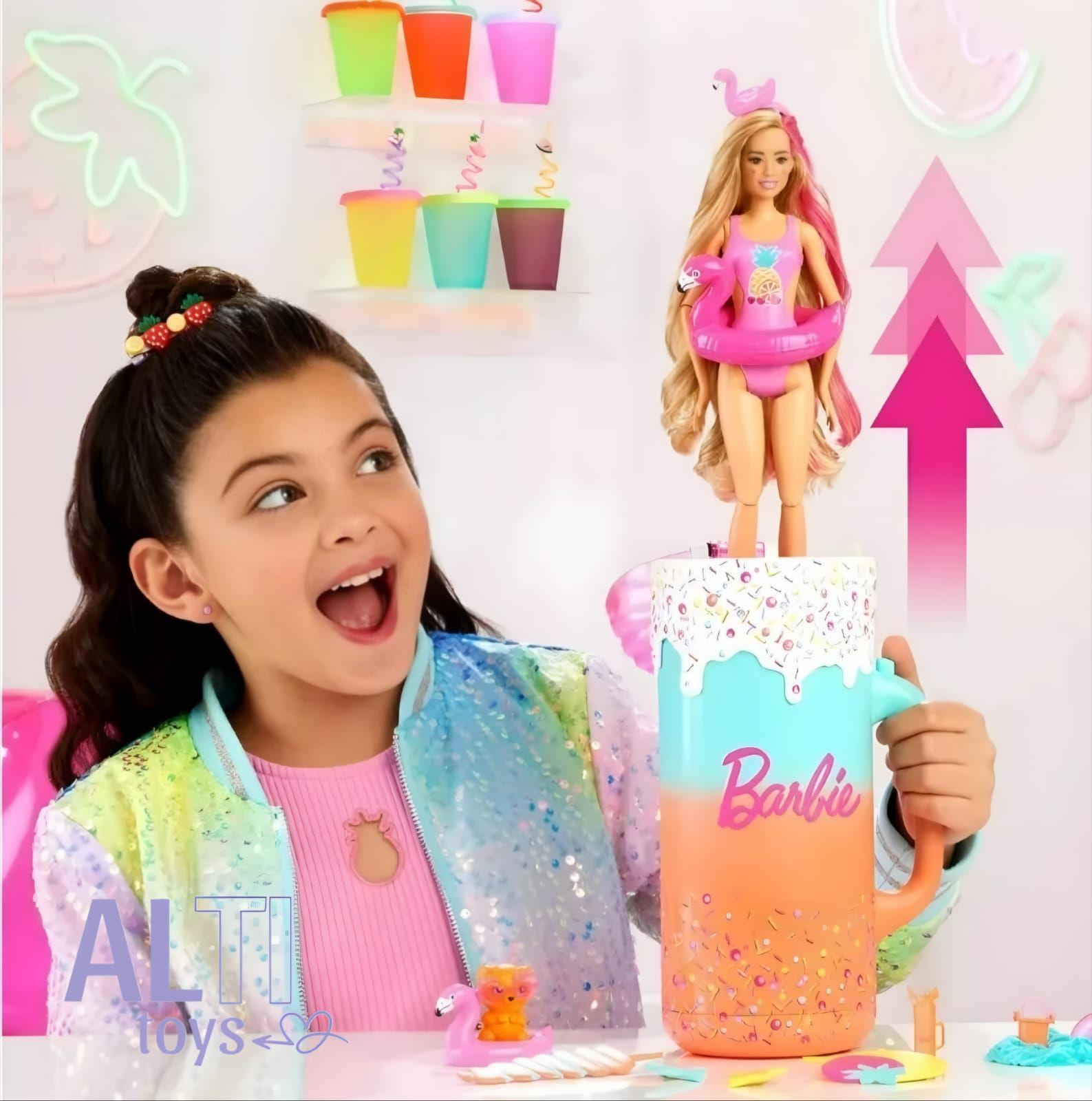 Una niña con la boca abierta observa a una muñeca Barbie que emerge de una taza gigante. La muñeca lleva traje de baño y flotador. Colores rosa y naranja.