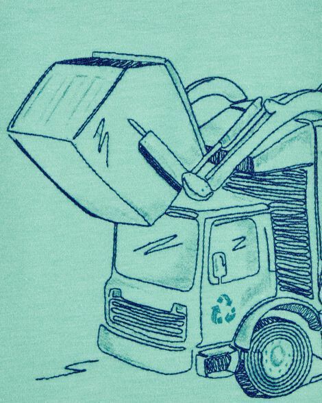 Camiseta verde claro con dibujo azul de un camión de basura en la parte delantera.