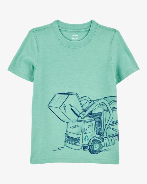 Camiseta verde claro con dibujo azul de un camión de basura en la parte delantera.