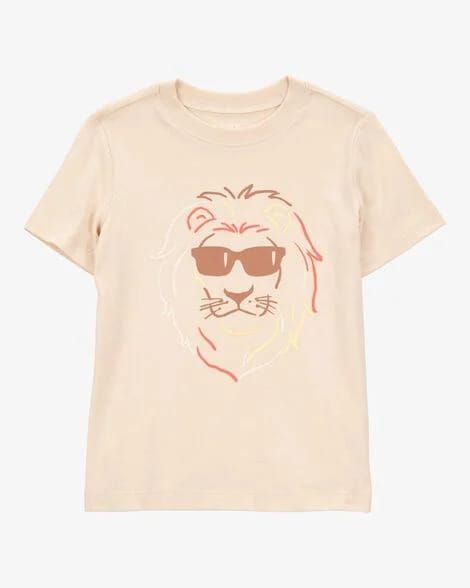 Camiseta beige con un león de dibujos animados que lleva gafas de sol en tonos rosa, naranja y amarillo.