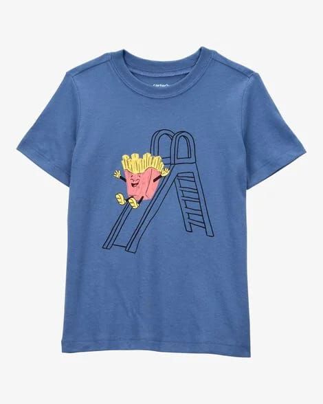 Camiseta azul con un personaje de dibujos animados de patatas fritas deslizándose por un tobogán de juegos.