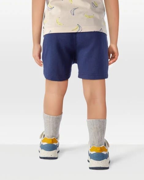 Pantalón corto azul marino con cinturilla elástica y cordón. Dos bolsillos delanteros.