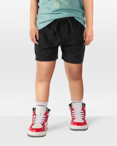 Pantalón corto negro con cordón y dos bolsillos delanteros.