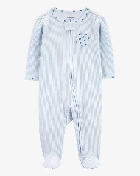 Pijama de bebé con pies de rayas azules y blancas, con cremallera frontal y bolsillo pequeño.