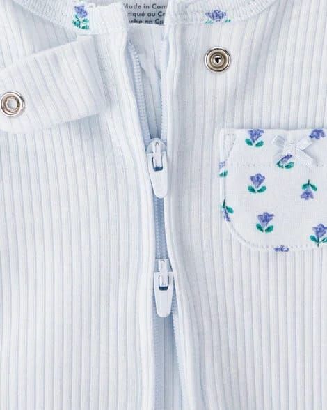 Pijama de bebé con pies de rayas azules y blancas, con cremallera frontal y bolsillo pequeño.