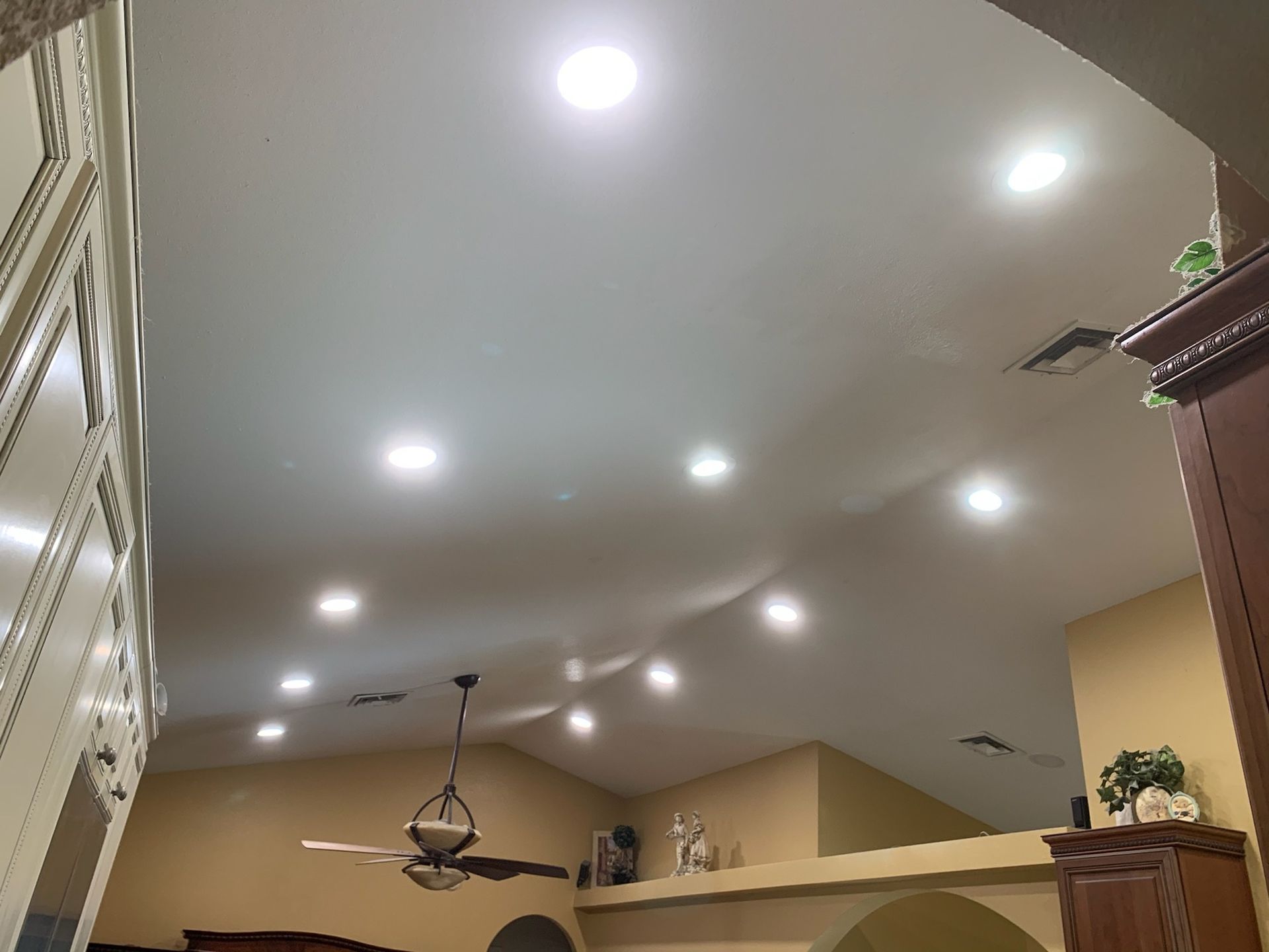 A ceiling fan is hanging from the ceiling of a living room.