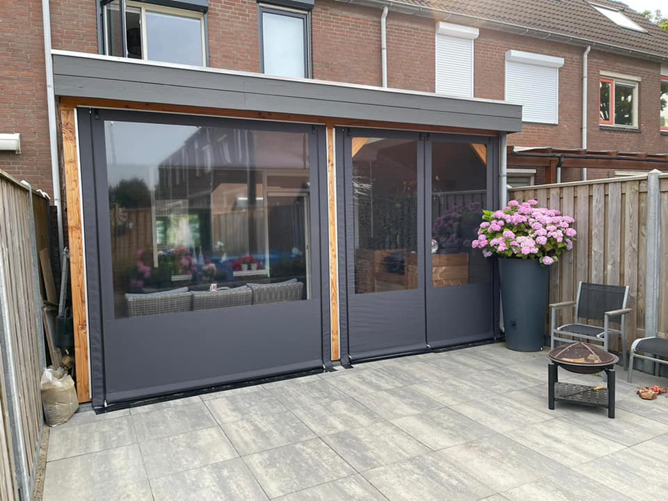 Verandazeilen die gemonteerd zijn op een houten veranda