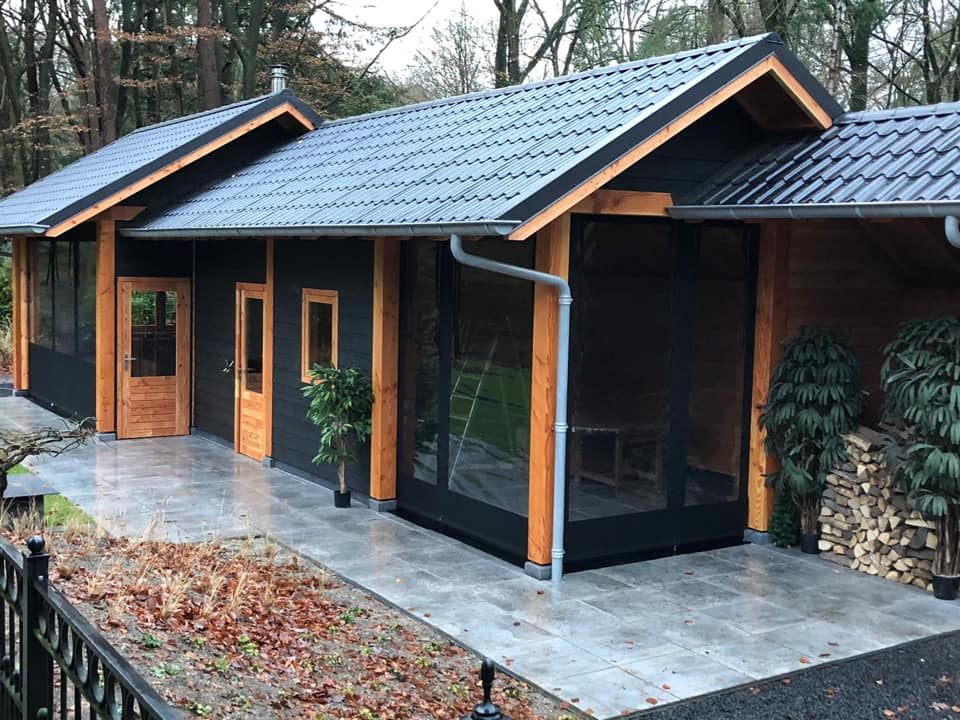 kapschuur met verandazeil opmaat gemaakt die oprolbaar zijn gemaakt en voorzien zijn van grote raamvensters