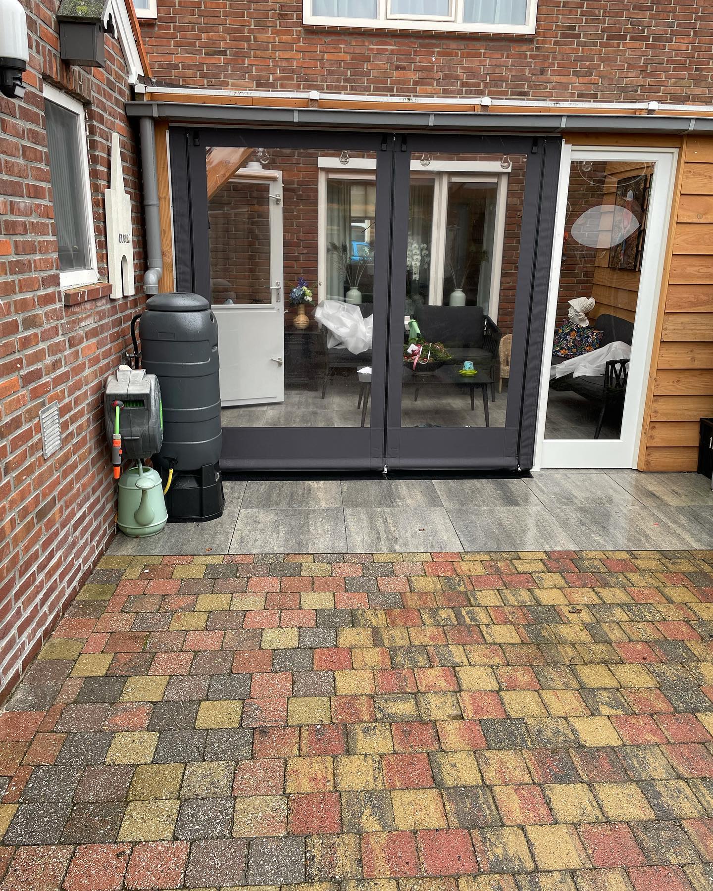 overkapping dicht gemaakt met zeilen die op maat gemaakt zijn in diverse kleuren voorzien van raamvensters en deuren