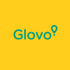 O logotipo da glovo está em um fundo amarelo.