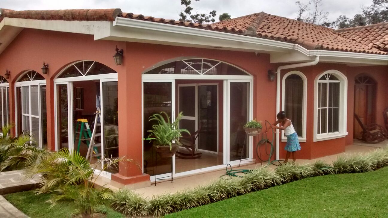 Casa Blue Comercial ventanas de color café