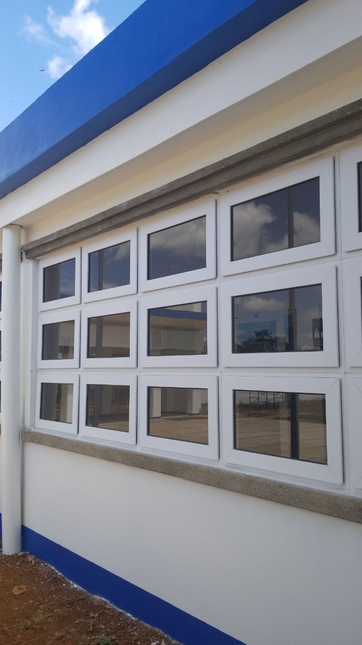 Casa Blue Comercial ventana de color blanco