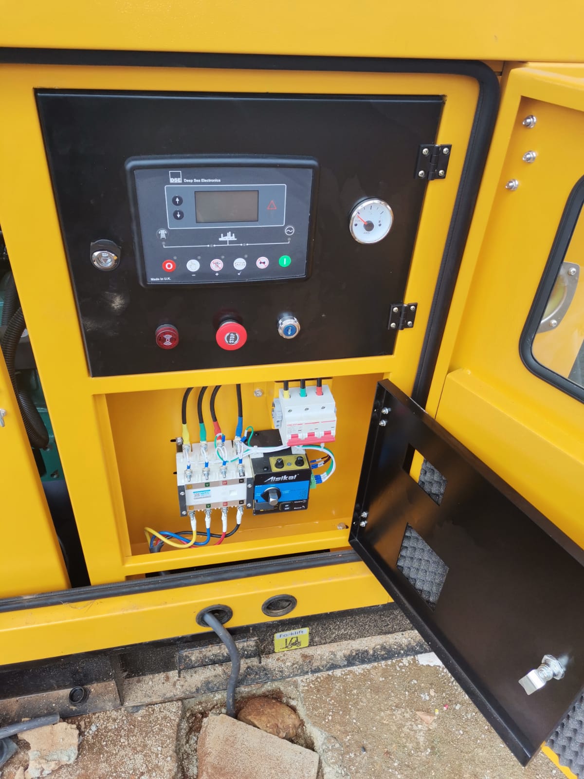 Electrical distribution board connected to fuel generator