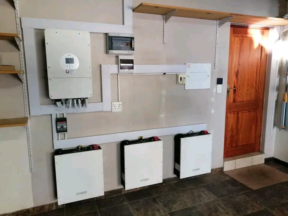 Electrical distribution board, inverter and solar batteries