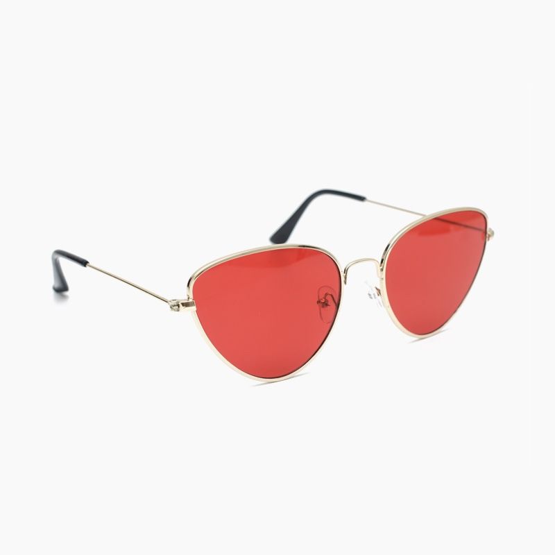 Une paire de lunettes de soleil rouges avec une monture dorée sur fond blanc.