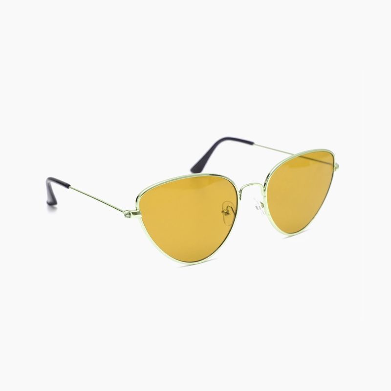 Une paire de lunettes de soleil jaunes sur fond blanc
