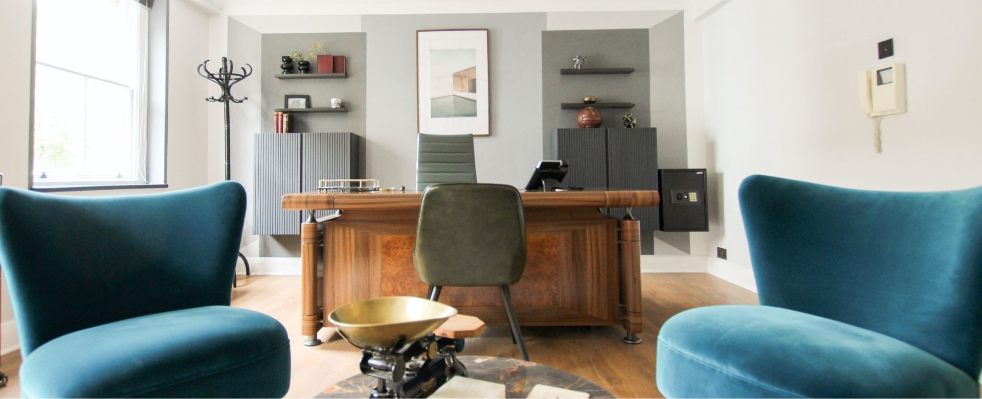 A room with two chairs and a desk in it.