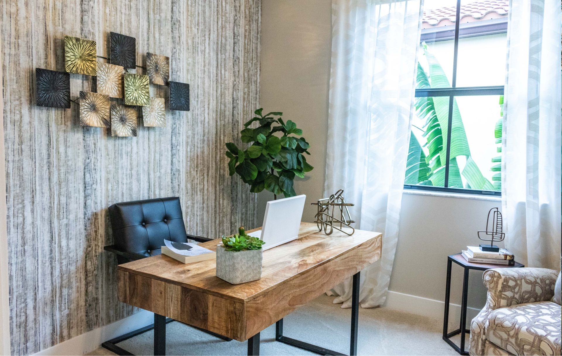 Un bureau à domicile avec un bureau en bois, une chaise et un ordinateur portable.
