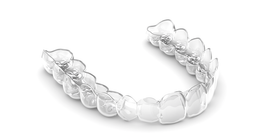 Alineador dental Invisalign de plástico transparente.