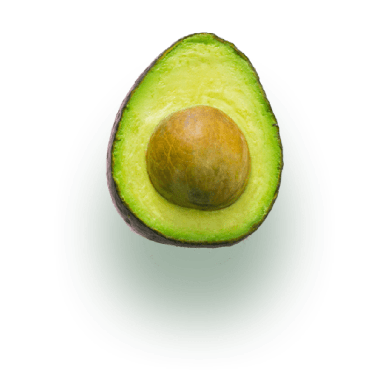 Medio aguacate con hueso marrón, sobre un fondo blanco.