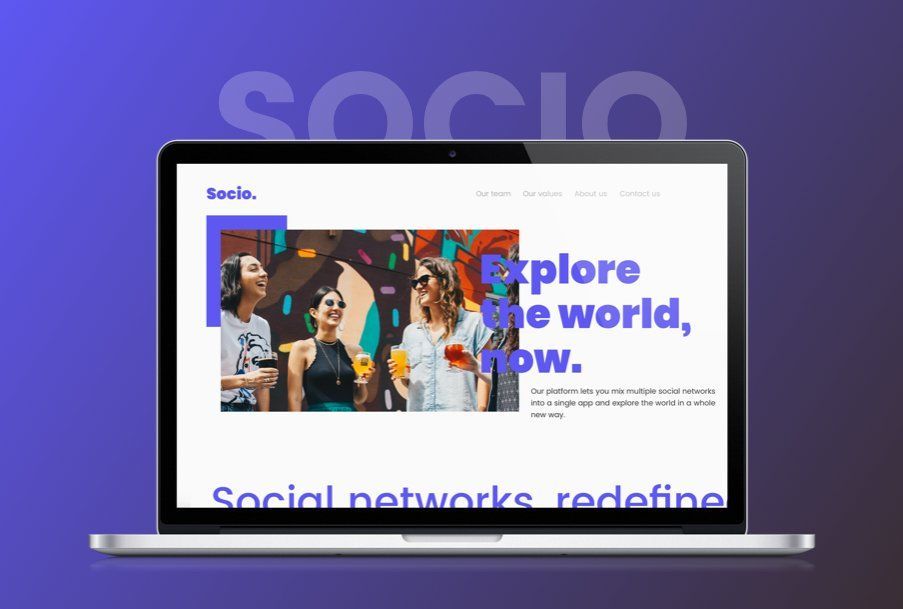 Una computadora portátil que muestra un sitio web con tres mujeres y el texto