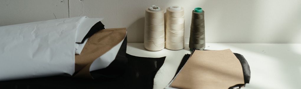 白色和黑色布料，以及線軸。