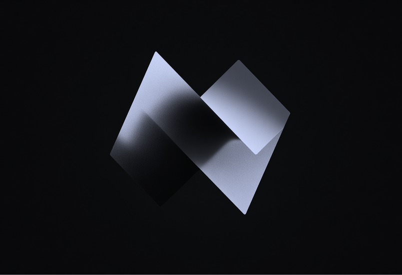 Logotipo geométrico metálico abstracto con formas plegadas plateadas y oscuras sobre un fondo negro.