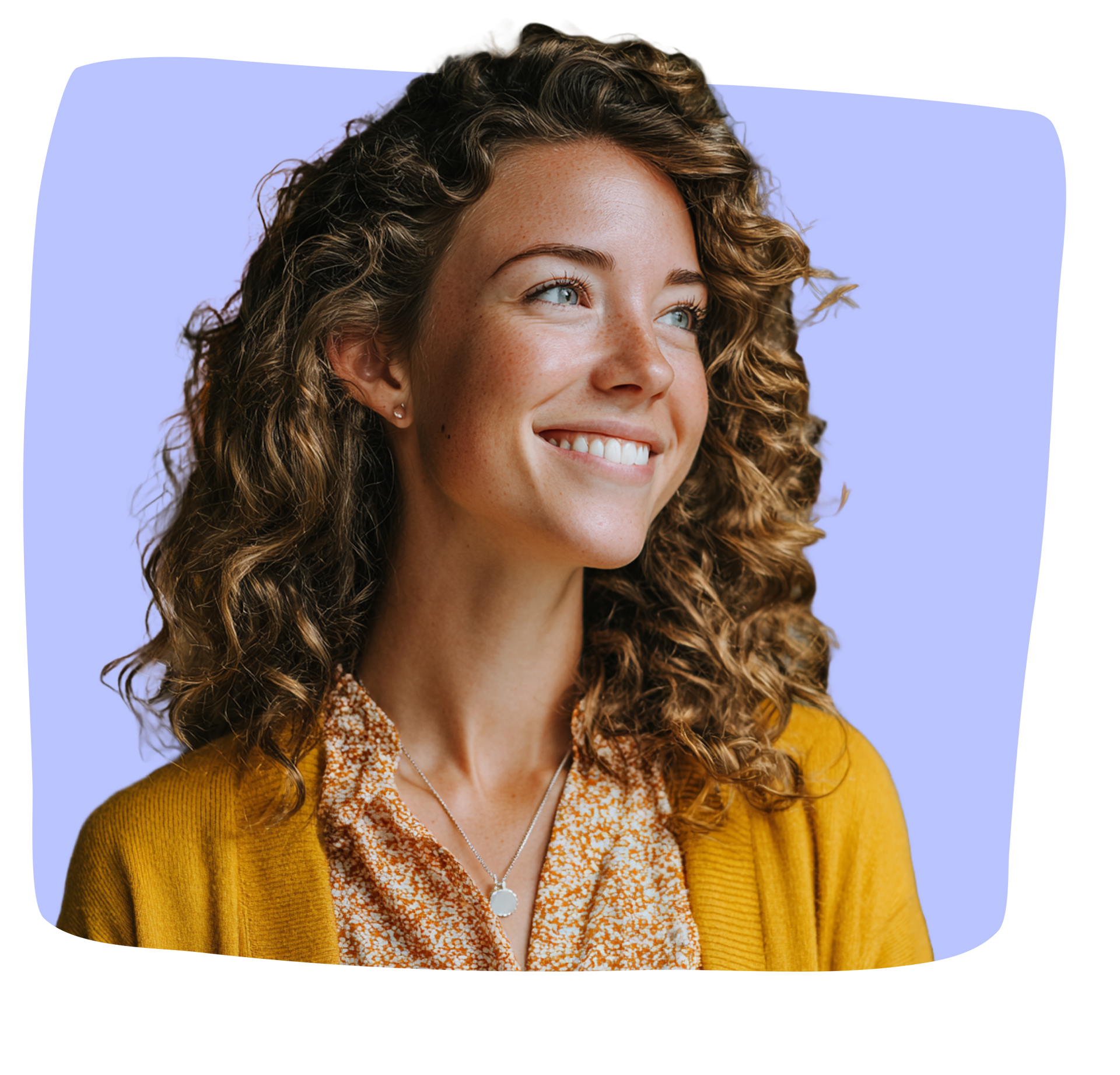 Een vrouw met krullend haar, gekleed in een geel vest en een topje met patroon, lacht en kijkt naar rechts.