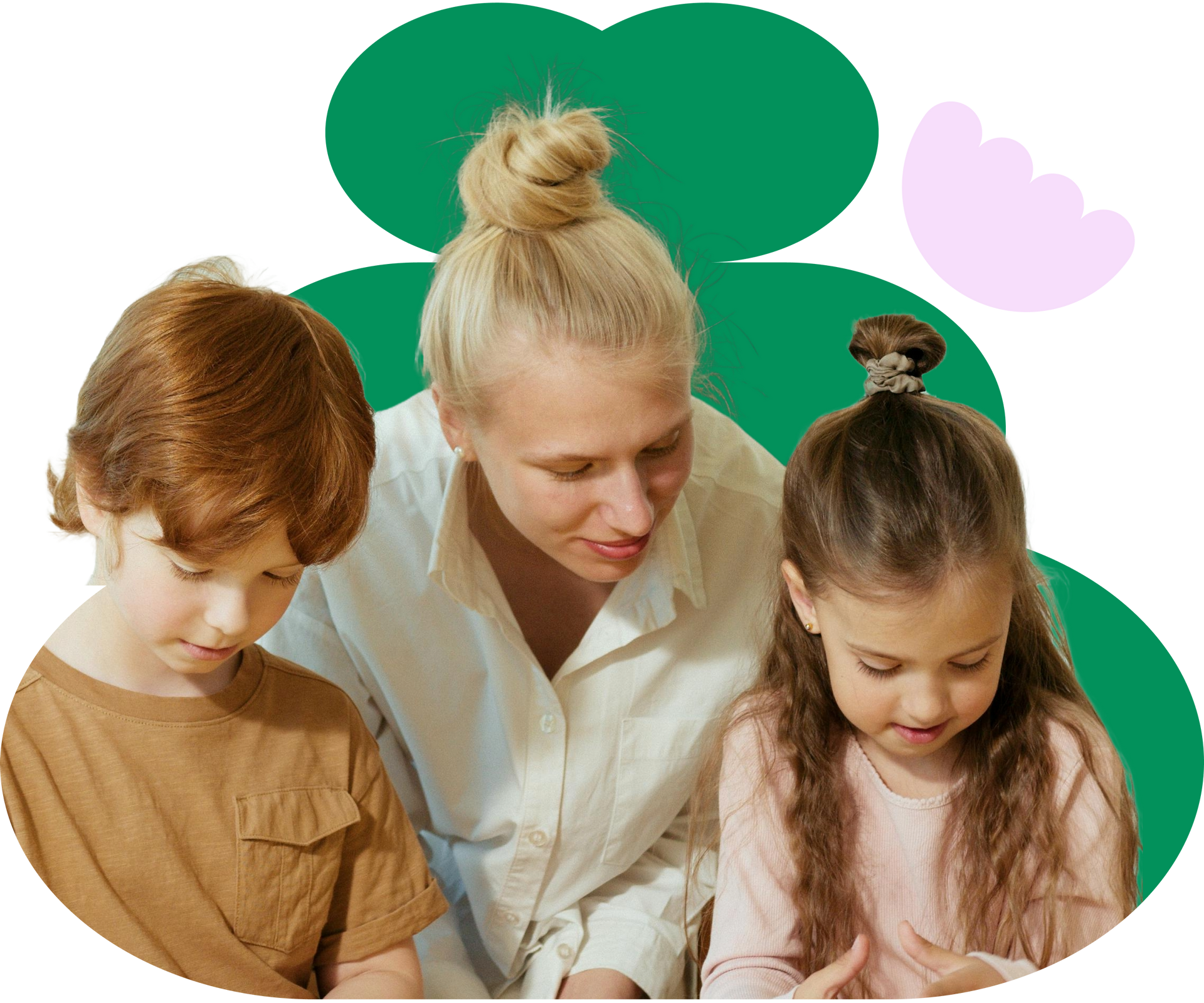 Vrouw met twee kinderen, kijkt naar beneden, lichtgroene en roze vormen op de achtergrond.