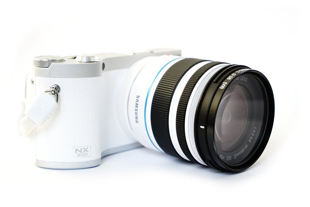 una macchina fotografica samsung bianca con una lente nera