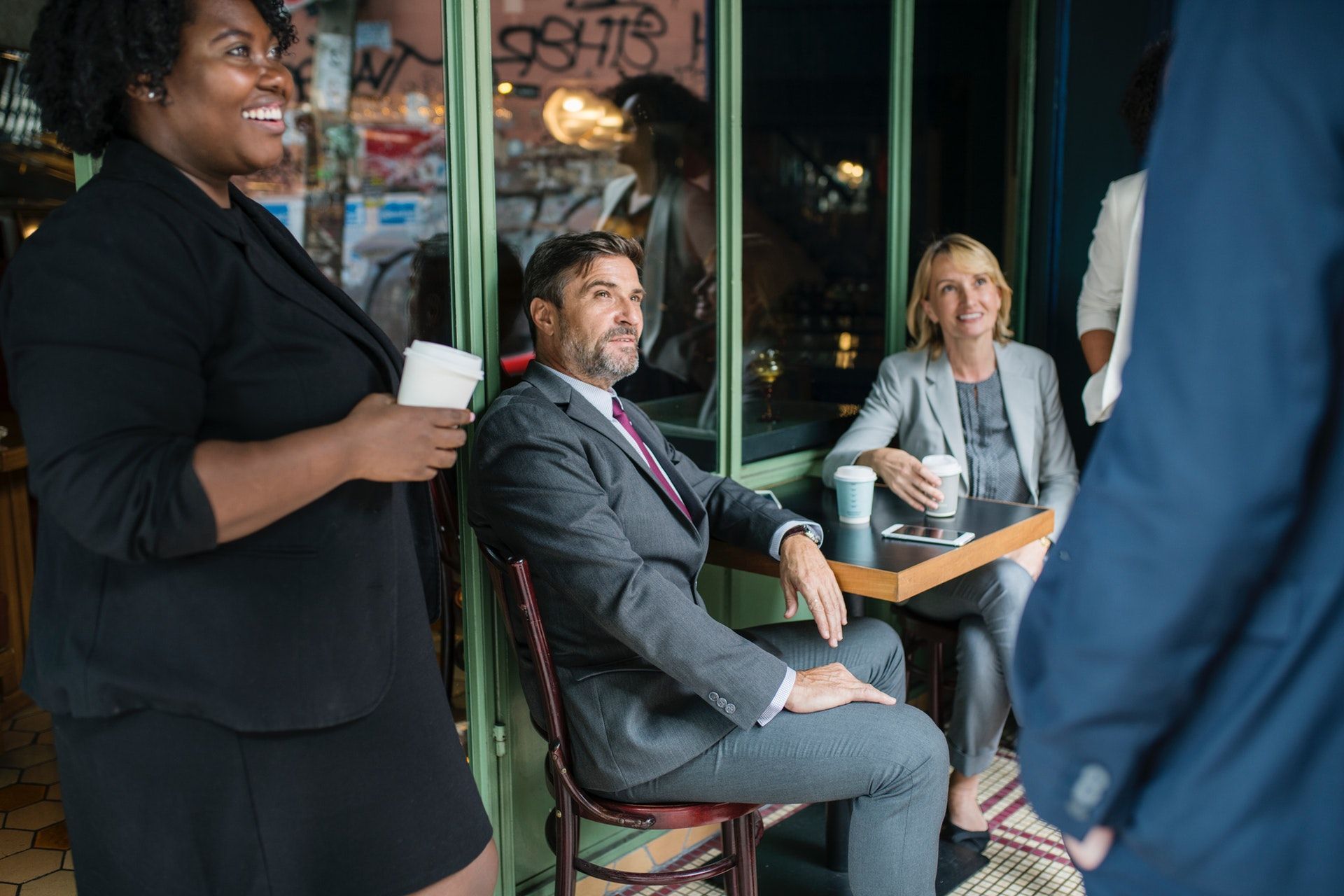 A group of people are sitting at a table in a restaurant.