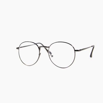 Un par de gafas redondas con lentes transparentes sobre un fondo blanco.