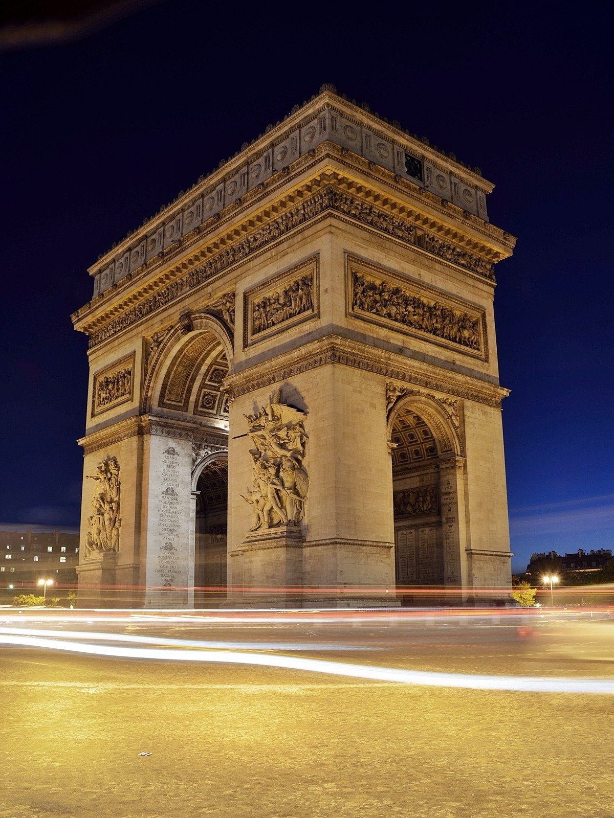 The triumphal arch in paris is lit up at night