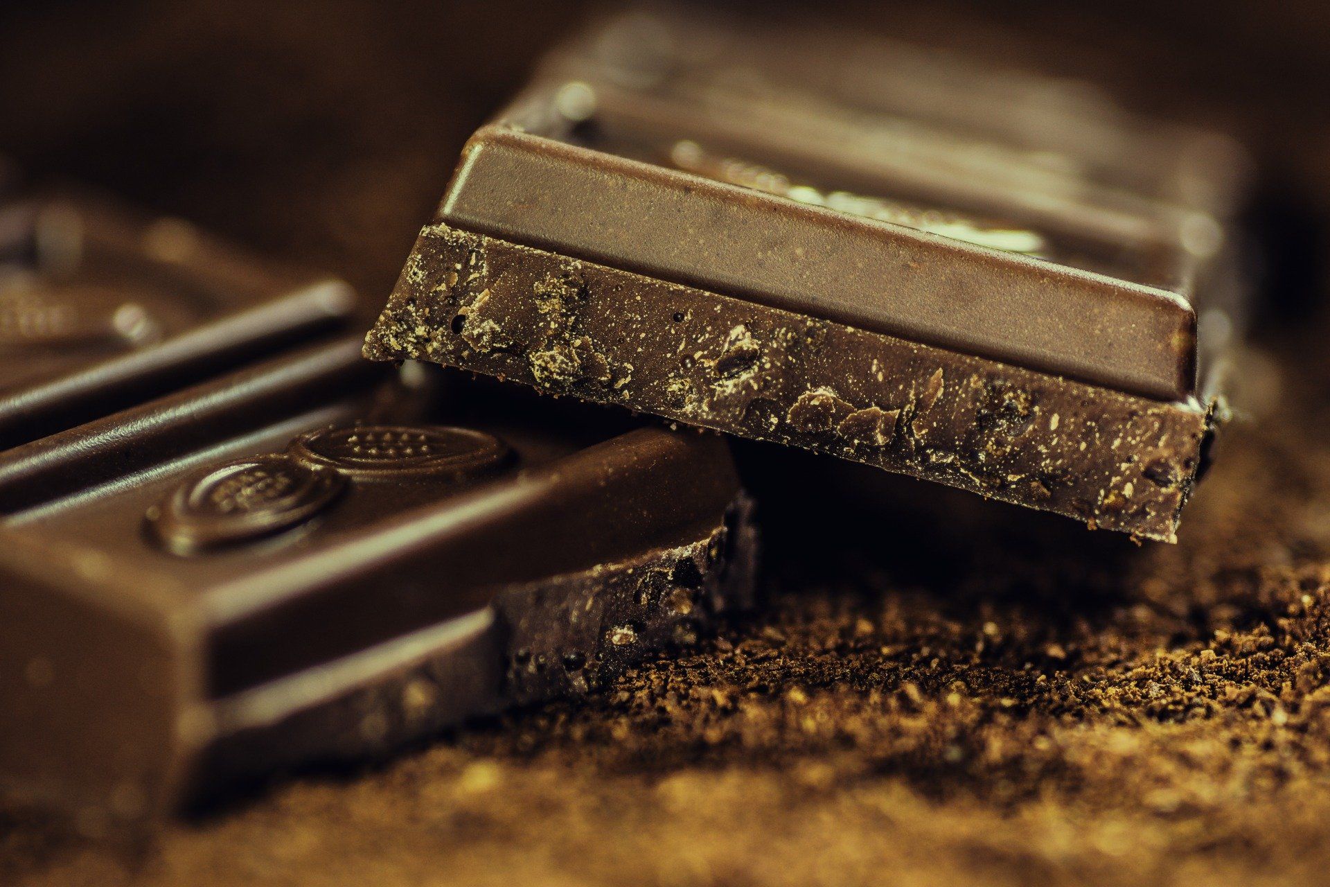 Un primo piano di due pezzi di cioccolato su un tavolo.