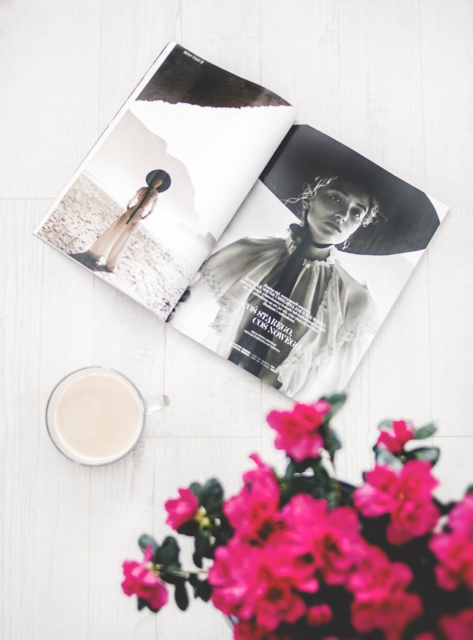 un magazine ouvert avec une photo d' une femme portant un chapeau