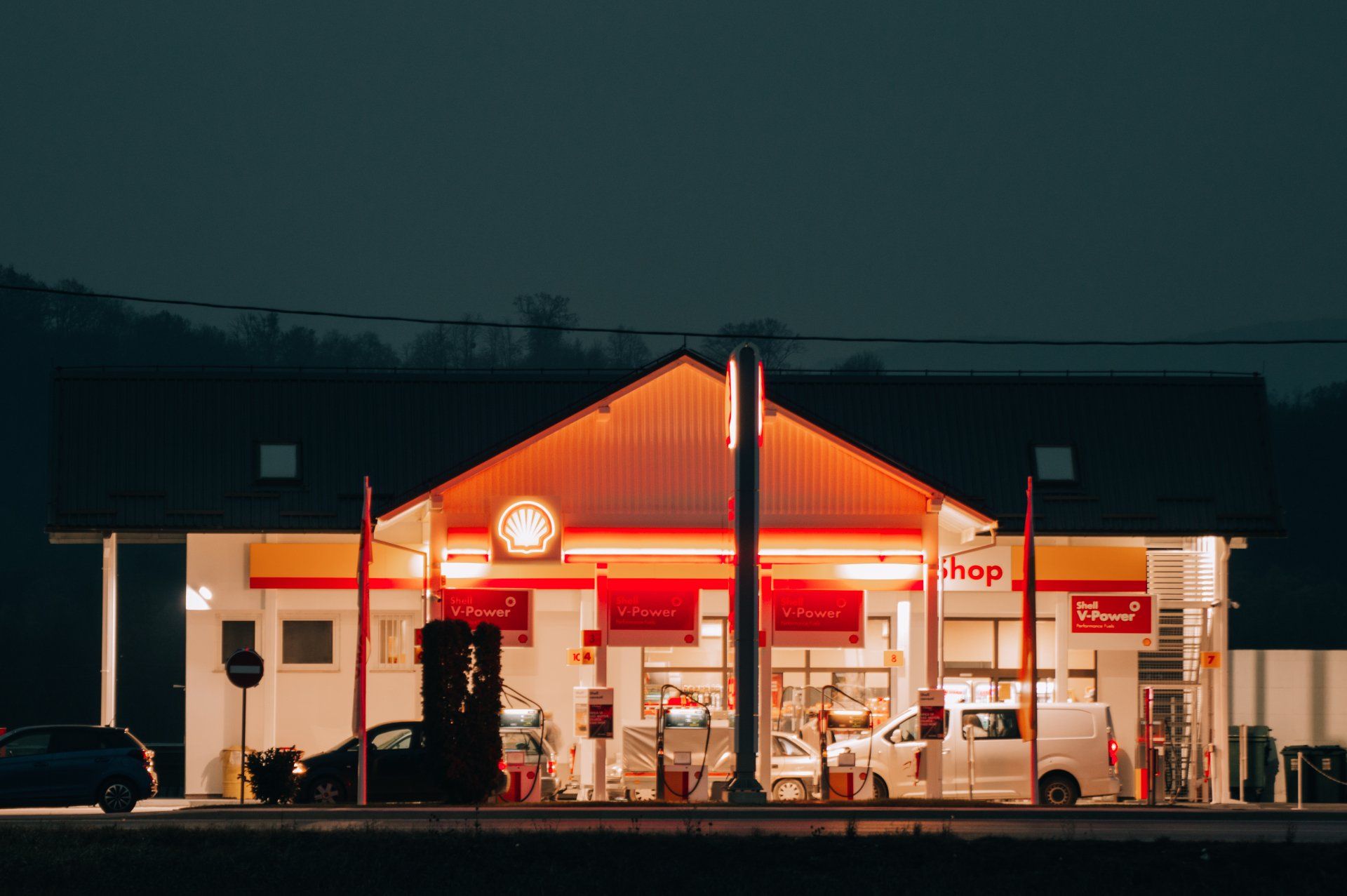 a shell gas station is lit up at night
