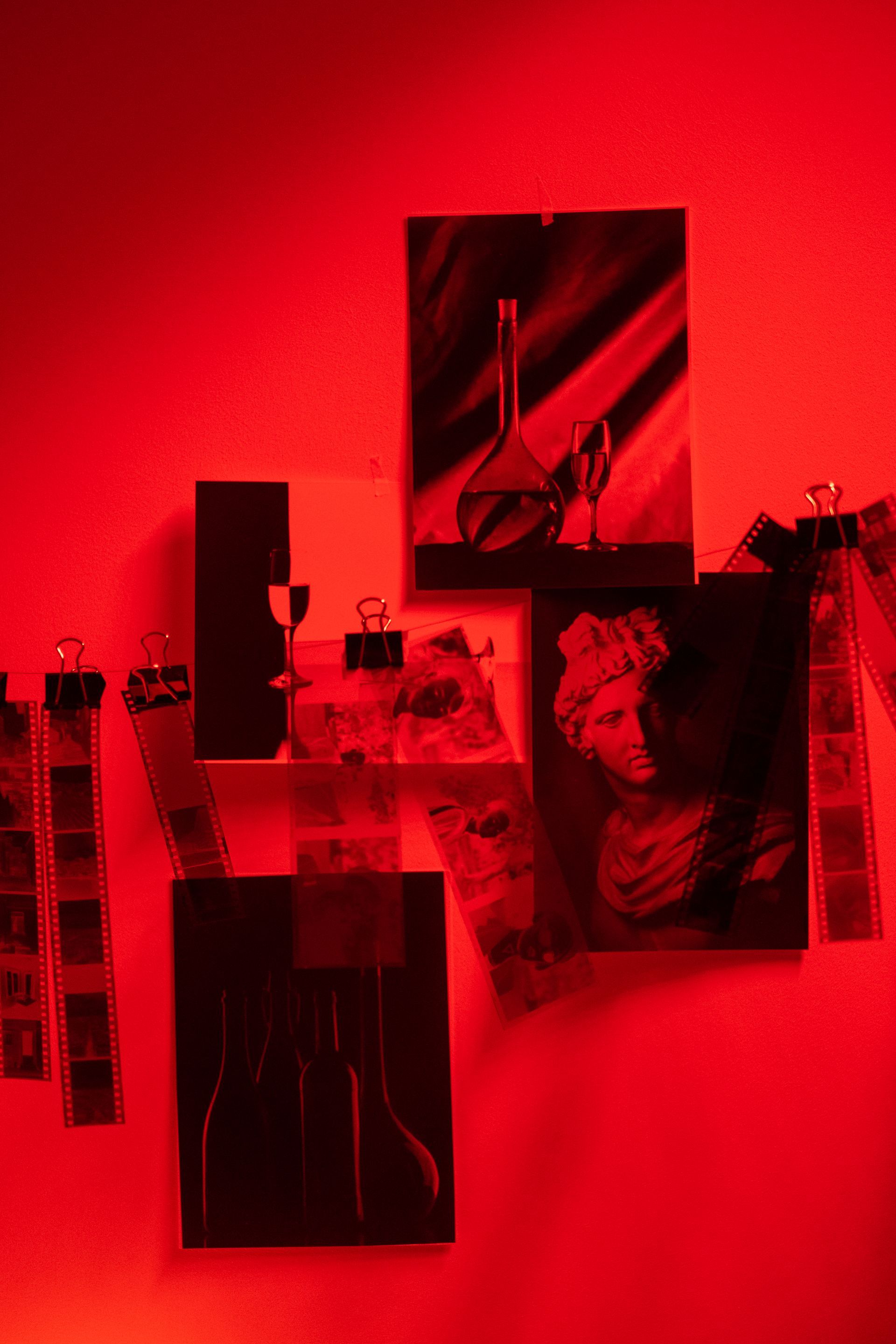 un collage de photos noires et rouges sur un mur rouge