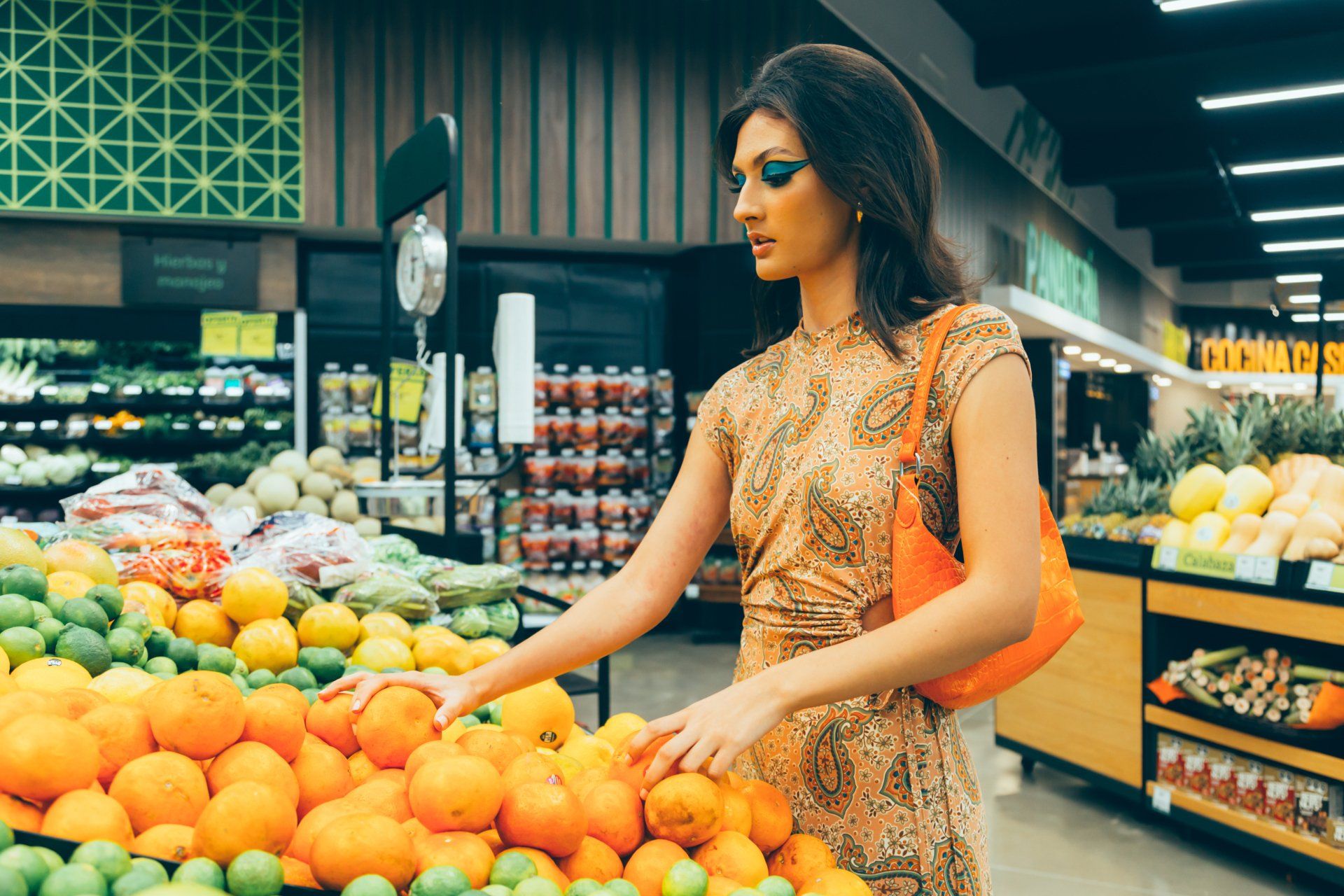 Ragazza single al supermercato