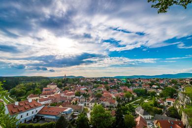 Eine Luftaufnahme einer Kleinstadt mit blauem Himmel und Wolken im Hintergrund.