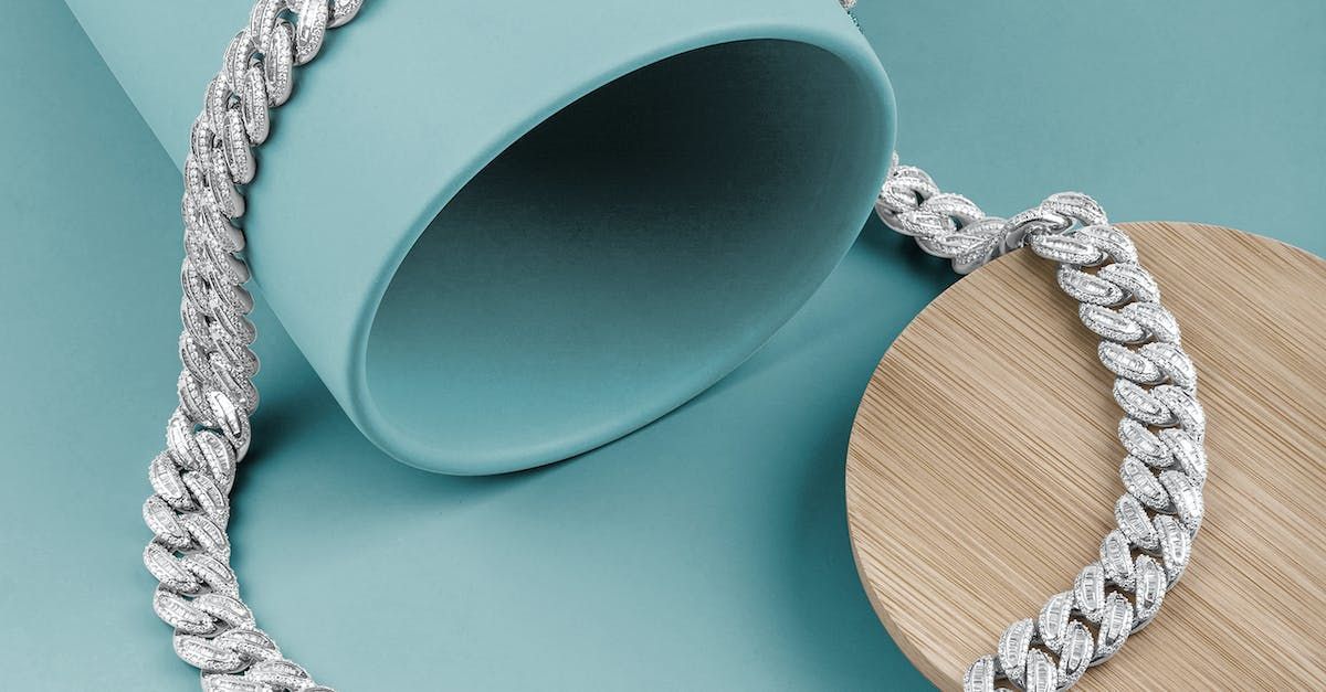 ett länkhalsband som glittrar i silver