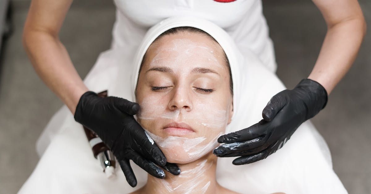 Una mujer está recibiendo un tratamiento facial en un salón de belleza.