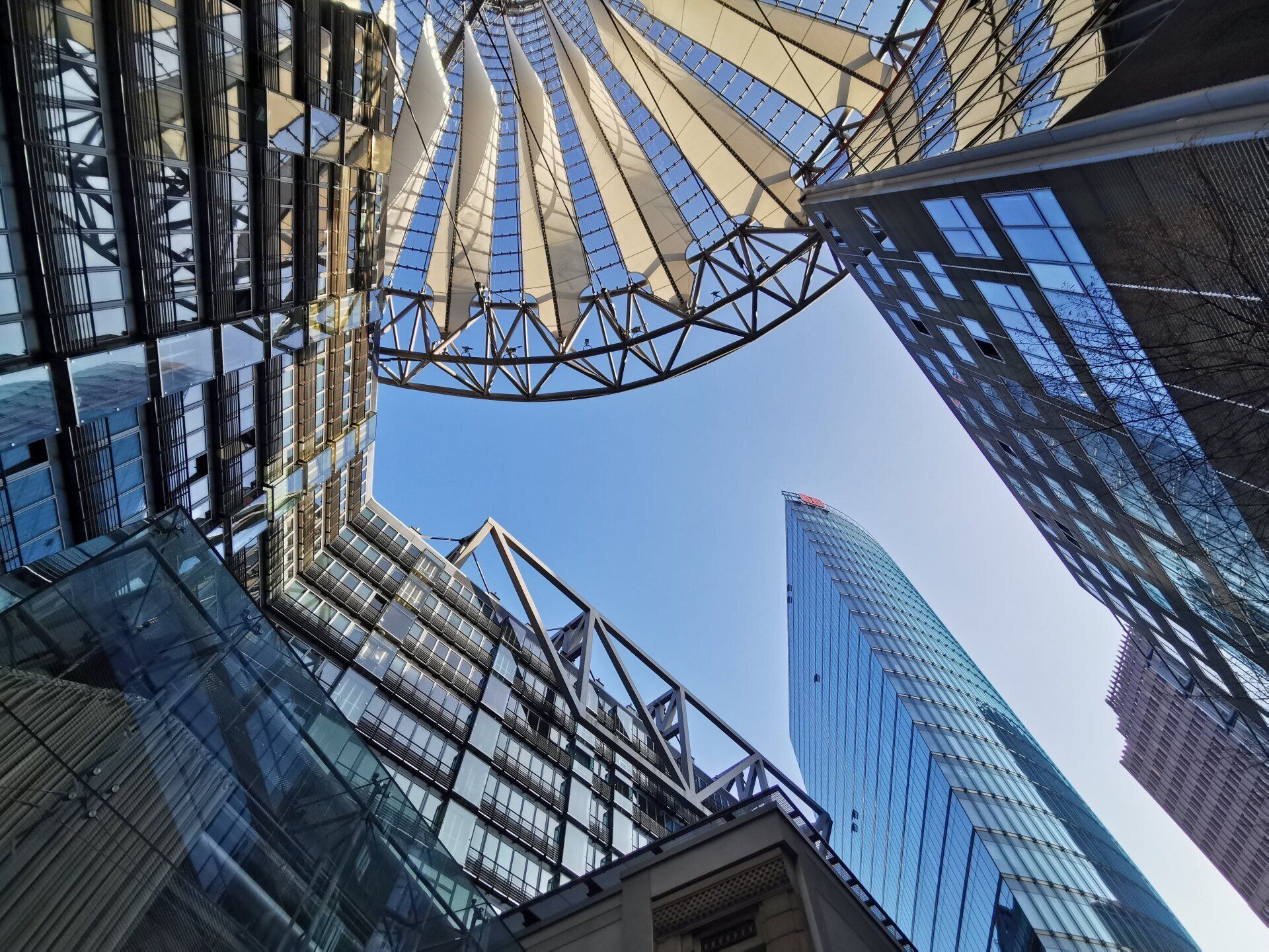 Blick nach oben im Sony Center in Berlin mit blauem Himmel im Hintergrund