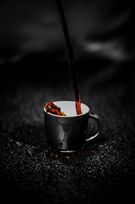 Koffie inschenken in ene mok