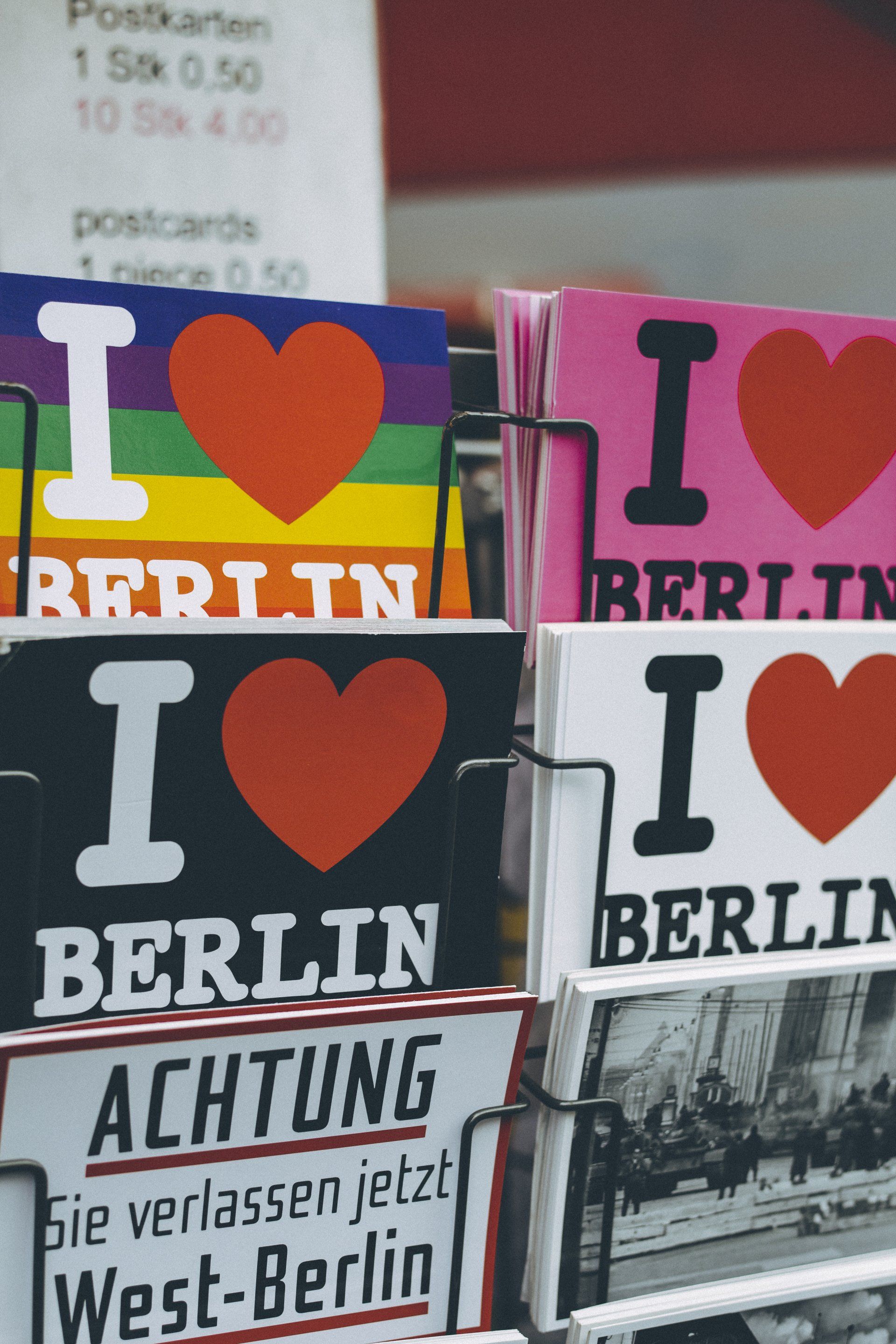 Ein Haufen Postkarten mit der Aufschrift „Ich liebe Berlin“, soll zeigen, dass wir für ein gerechtes wohnen im Prenzlauer Berg und Berlin stehen und Wohnraum schützen.