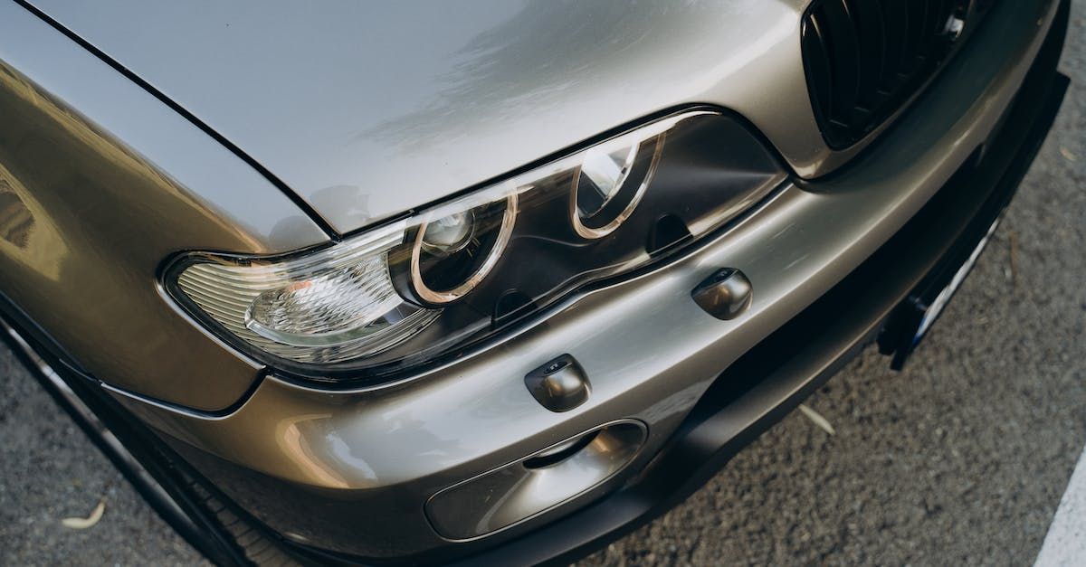 fronten på en bil i silvermetallic